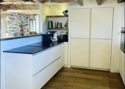 Cuisine aux couleurs blanc et noir dans une grange
