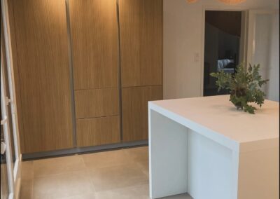 Cuisine en blanc avec table à décoration à Tarbes