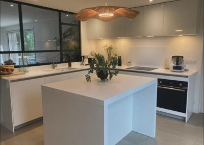 Cuisine lumineuse avec un four moderne à Tarbes