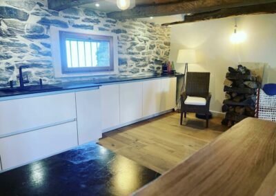 Cuisine moderne fusionnant rusticité et élégance dans une grange