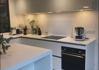 Cuisine moderne une table de cuisson intégrée à Tarbes