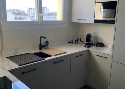 Éclairage et contrastes en cuisine à Tarbes