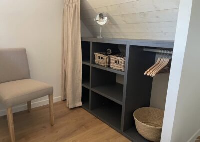 Espace de rangement élégant dans un chalet à Saint-Larry