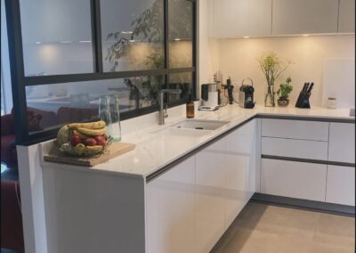 Évier blanc élégant dans une cuisine à Tarbes