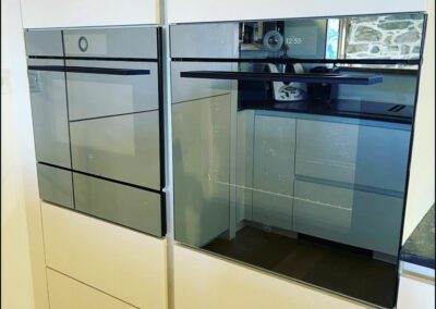 Four électronique moderne dans une cuisine de grange.