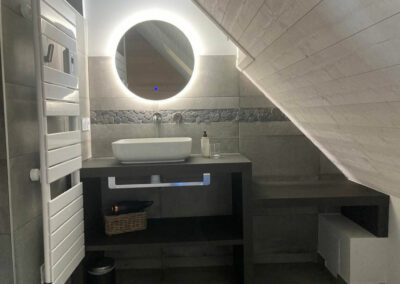 Salle de bain moderne des chalets des Hauts de Saint-Larry