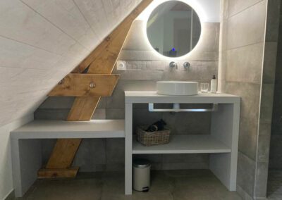 Salle de bain spacieuse et-lumineuse à Saint-Larry