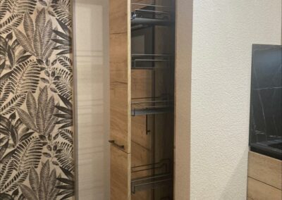 Une armoire encastrée chic et fonctionnelle - La Mongie