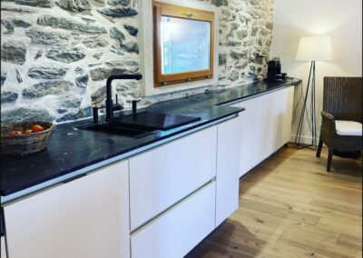 Une cuisine avec une table en marbre dans une grange
