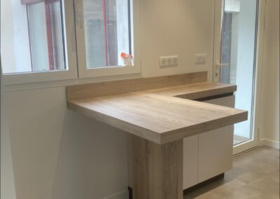 Une table en bois - Côte Basque