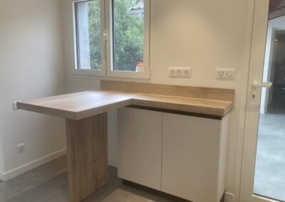 Une table en bois artisanale - Côte Basque